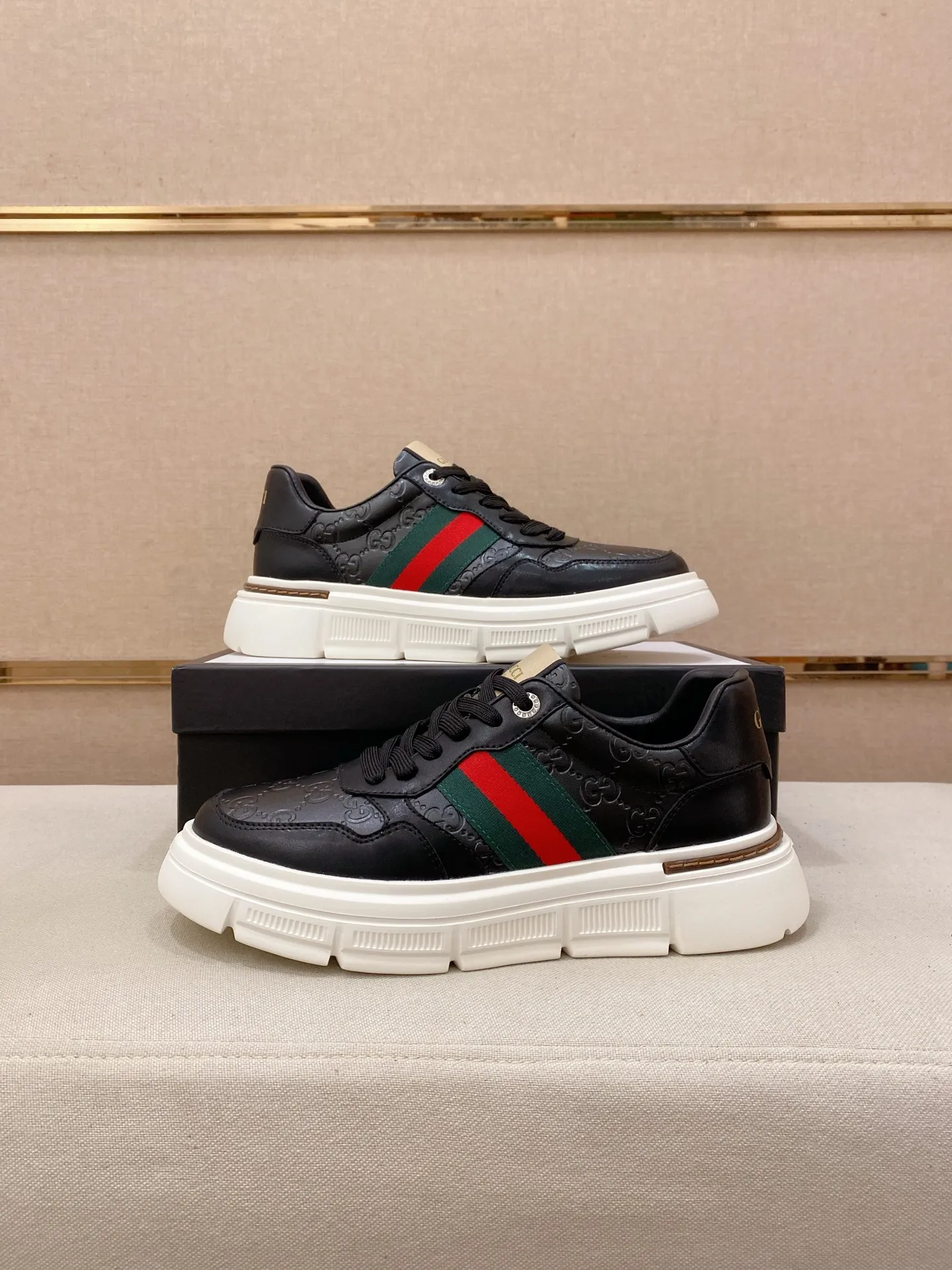 Men's shoes💰 420💰The new GUCCI (Gucci) counters are launched simultaneously. The new men's shoes, 😘fabrics are selected from imported cowhide, and the lining is sheepskin lining. 👍🏿 High-end ☄️ air-cushion molded anti-slip rubber outsole, exquisite lines, simple and elegant, comfortable and high-end for leisure travel. Code number: 38 to 44 (45 can be customized and cannot be returned or exchanged)